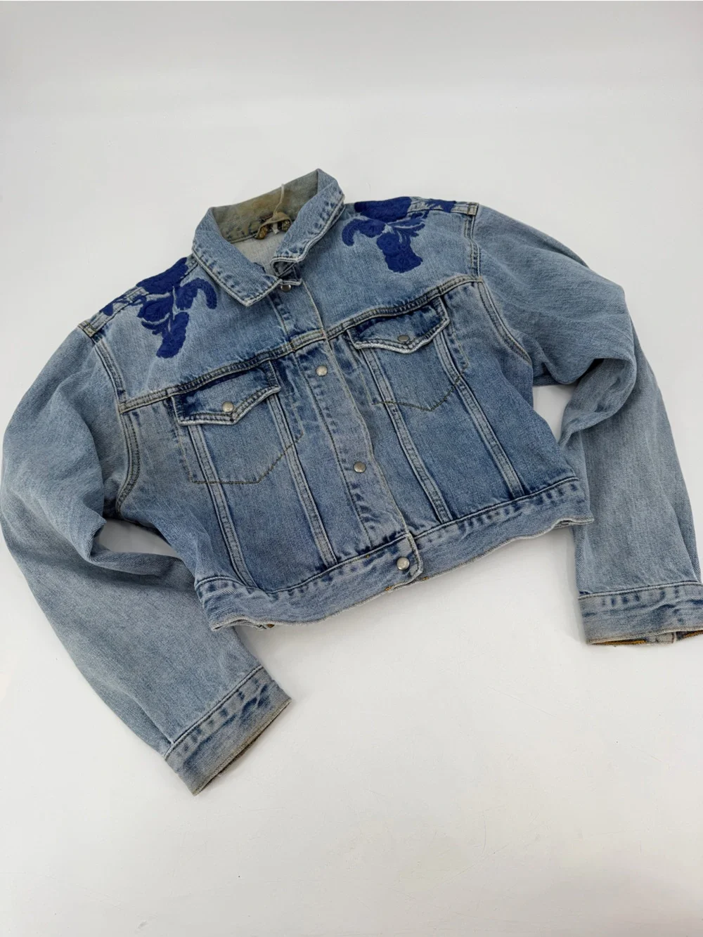 Free People Cinched Back Crop Denim Jean Jacket Embroidered Floral Small FLAW - Picture 4 of 8
